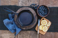 Barebones Cast Iron Skillet 4 Quarts -Bialettited Winkel image 519